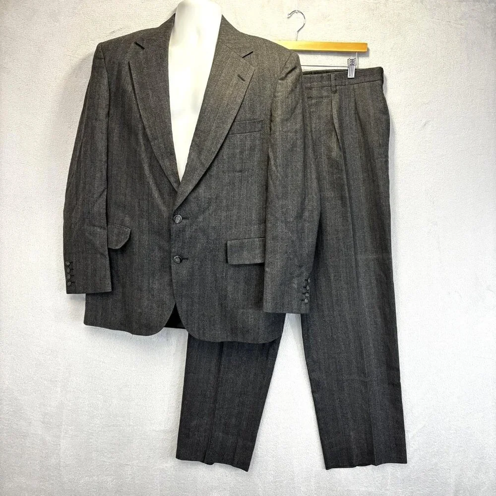 Vintage USA Made Wool Suit Mens 42R 35x30 Gray Pinstripe Jacket Pleated‎ Pants